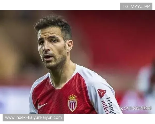 科莫球迷远征军助威，法布雷加斯场边激情指挥